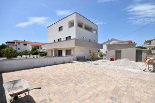 Vodice - Appartamento al primo piano con 3 camere da letto, 700 m dalla spiaggia