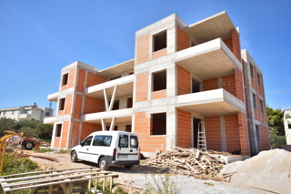 Vodice - Appartamento S1 con giardino, a 500 m dal centro