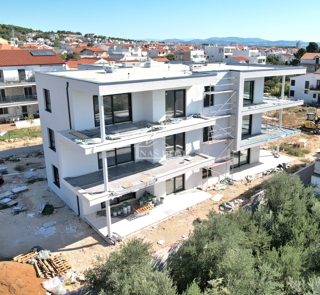 Appartamento di lusso con due camere da letto S1 con ampio giardino a Tribunj – 250 m dal mare