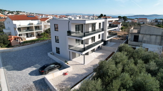 Appartamento di lusso con due camere da letto S1 con ampio giardino a Tribunj – 250 m dal mare