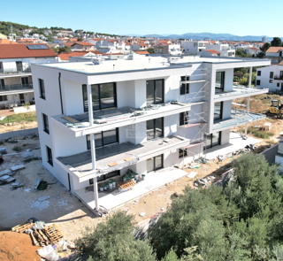 Appartamento di lusso con due camere da letto S1 con ampio giardino a Tribunj – 250 m dal mare