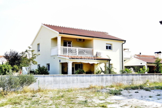 Vodice casa con tre appartamenti, giardino, gazebo