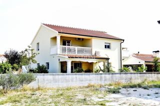 Vodice casa con tre appartamenti, giardino, gazebo