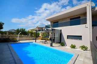 Vodice - casa bifamiliare con 3 appartamenti, cantina + piscina