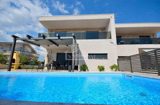 Vodice - casa bifamiliare con 3 appartamenti, cantina + piscina
