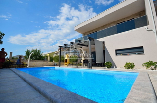 Vodice - casa bifamiliare con 3 appartamenti, cantina + piscina