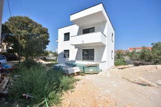 Vodice - **NUOVA COSTRUZIONE** appartamento con due camere da letto, 79,13 m2, primo piano, 700 m dal centro.