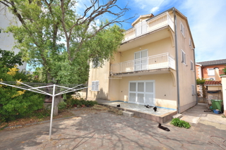 Vodice, SRIMA - casa con 5 appartamenti a 100 m dalla spiaggia