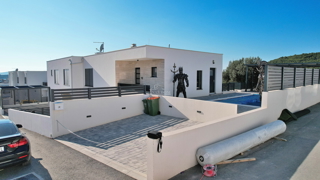 Vodice - Villetta bifamiliare arredata con piscina, vista mare