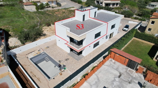 Vodice - Appartamento S3 al primo piano con terrazza sul tetto, vista mare