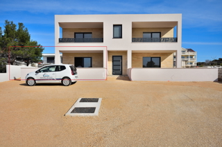 Vodice - appartamento con giardino in posizione tranquilla