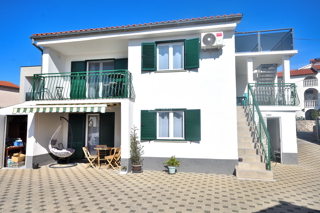 Vodice – Casa con 2 appartamenti, 150 m dalla spiaggia, ristrutturata nel 2025