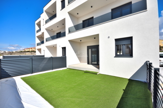 Vodice - appartamento duplex con giardino, 3 camere + sala da pranzo, 115,42 m2