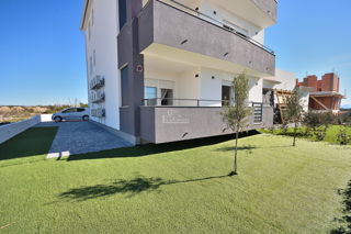 Vodice, appartamento con giardino e vista mare