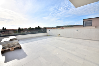 Vodice - villa bifamiliare con piscina, 550 m dal centro