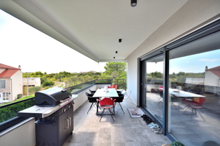 Vodice - appartamento arredato al piano terra con giardino e vista mare, a 300 m dalla spiaggia