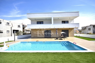 Vodice - Casa indipendente con 3 appartamenti, garage e piscina