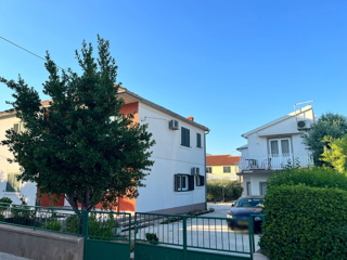 Vodice - casa appartamento con piscina, a 400 m dal centro