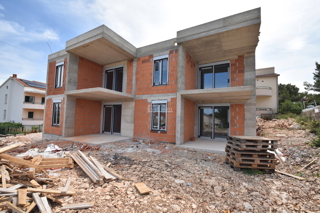 Brodarica - Appartamento S2 al piano terra con giardino di 130m2