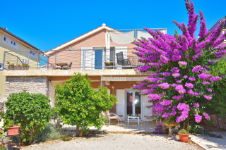 Tribunj, SOVLJE - casa con due appartamenti a 200 m dalla spiaggia