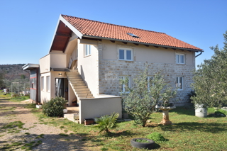 Vodice – Terreno agricolo con casa, uliveto e fabbricati accessori