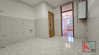 Istria, Pola, ampio centro, appartamento in ottima posizione, ascensore, 2 camere da letto, 2 bagni, balcone, #in vendita