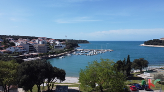 ISTRA, PJEŠČANA UVALA, 2 APPARTAMENTI IN EDIFICIO, PRIMA FILA SUL MARE, VENDITA ESCLUSIVA