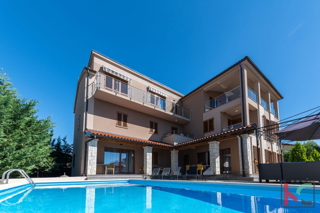 ISTRA, VOLME, APPARTAMENTO 240,65M2 CON 190M2 DI GIARDINO E PISCINA PRIVATA #VENDITA