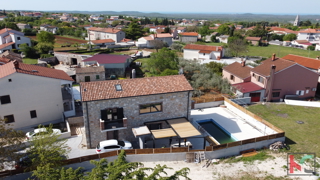 Istria, Kanfanar, autentica villa di 200 m2 con piscina e vista mare