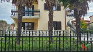 Istria, Parenzo, casa indipendente con tre appartamenti e garage, giardino paesaggistico, vicino alla spiaggia, #vendita