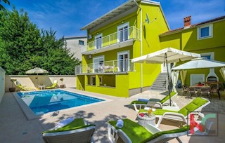 Istria, Pola, casa ristrutturata con piscina e giardino paesaggistico di 311m2, garage