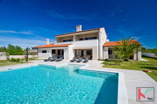 Istria - Juršić bella villa 400m2 su un ampio giardino / piscina 60m2