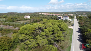 Istria, Rovigno, Veštar terreno agricolo 3187m2 con un edificio di 28m2