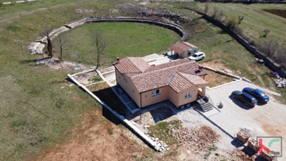 Istria, Svetvinčenat, casa 237m2 in un nuovo edificio con piscina in una posizione tranquilla