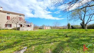 Istria, Barbana, vecchia casa in pietra d'Istria con fienile su ampio giardino, #vendita