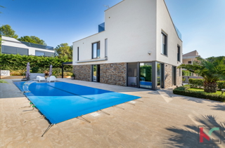 Istria, Fasana, villa di lusso con piscina e giardino paesaggistico 642 m2, a 100 m dal mare, ascensore