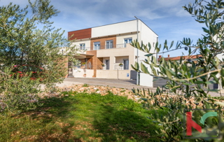 Villa di lusso con piscina e vista sul mare e sulle isole Brioni a Galižana