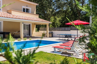 Istria, Sanvincenti, casa vacanza con piscina e giardino, posizione tranquilla, #vendita