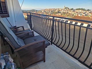 Vista panoramica al mare e alla citta vecchia