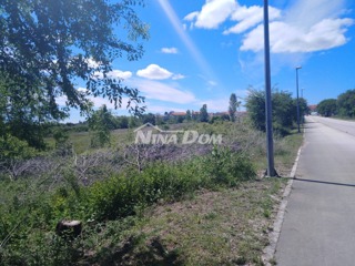 Talijanski: Terreno edificabile di 1.746 m² lungo la strada, vicino all'aeroporto