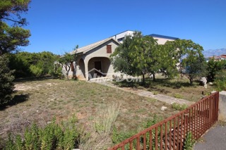 Casa a un piano vicino al mare con ampio giardino.