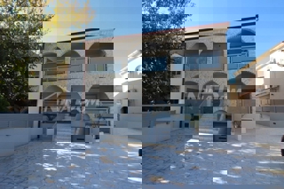 Sul lato sud dell'isola di Vir, condominio completamente ristrutturato.