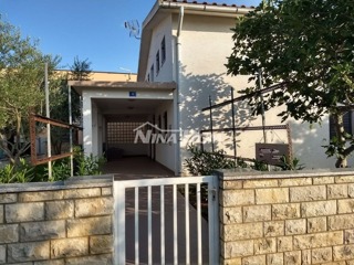 Proprietà di famiglia con un bellissimo giardino