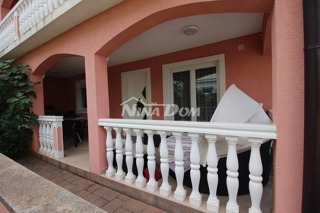 Lato sud dell'isola di Vir, a 100 m dal mare (approvvigionamento idrico e fognatura)