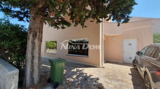 Lato sud dell'isola di Vir 60 m. Collegamento idrico e fognario alla spiaggia.