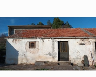 In vendita è una casa da ristrutturare completamente di 160m² su 1508m2