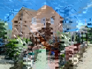 Proprietà familiare adatta sia per residenza occasionale che permanente