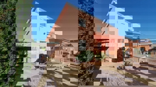 Casa a un piano con galleria, garage e cantina con uno splendido giardino.