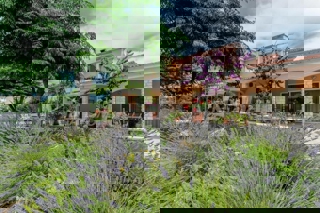 Edificio residenziale e commerciale con ampio giardino e piscina