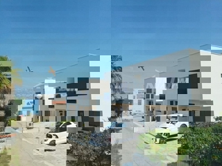 Villa splendidamente arredata a 80 metri dal mare, in posizione tranquilla.
